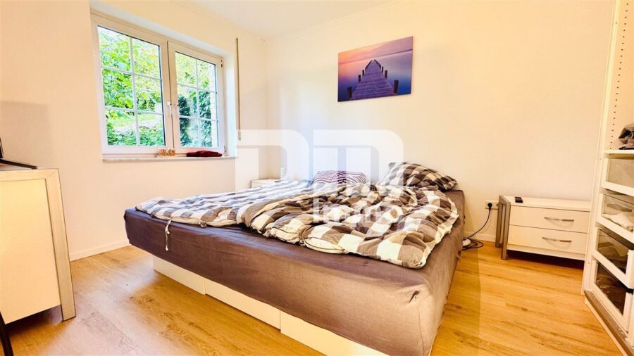 Hochklassiges Einfamilienhaus mit Einliegerwohnung in Bestlage auf großem Traumgrundstück - Souterrain / Einlieger WE Schlafzimmer